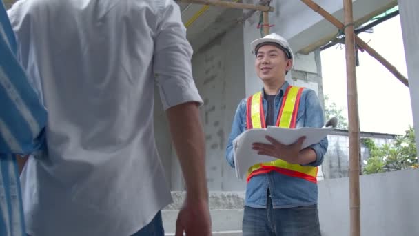 Bostad ägare par med site manager arkitekt diskutera samråd och inspektion struktur hem byggnad tillsammans hem byggnad renovering bakgrund — Stockvideo