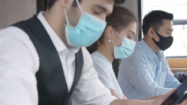 Neues normales Lifestylekonzept Geschäftsleute mit Maske sitzen mit sozialem Abstand im öffentlichen Raum oder arbeiten gemeinsam mit Laptop und Smartphone — Stockvideo