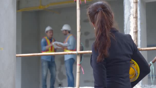 Portret młodego kierownika budowy inspekcja omówić z zespołem inżynierów w budynku koncepcji remontu domu — Wideo stockowe