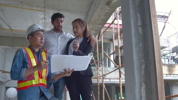 Bostad ägare par med site manager arkitekt diskutera samråd och inspektion struktur hem byggnad tillsammans hem byggnad renovering bakgrund — Stockvideo