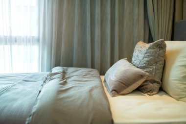 Güzellik odasında temiz beyaz yastıkları ve çarşafları olan yatak hizmetçisi. Yakın plan. Güneş ışığı altında mercek..