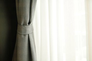 Beyaz şeffaf perdeli cam pencere. Sabah güzel güneş ışığıyla perdeyi kapat.