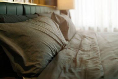 Güzellik odasında temiz beyaz yastıkları ve çarşafları olan yatak hizmetçisi. Yakın plan. Güneş ışığı altında mercek..