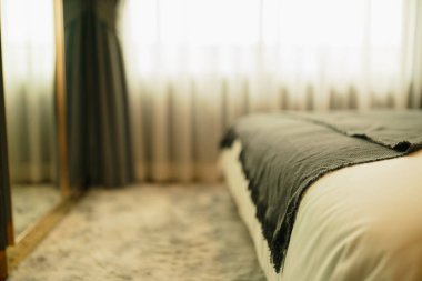 Yatak odasının yakınındaki yumuşak yatak örtüsü ve kürk halısını kapat. İç dizayn konsepti.