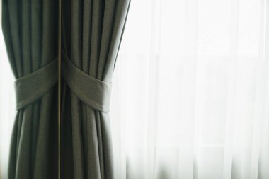 Beyaz şeffaf perdeli cam pencere. Sabah güzel güneş ışığıyla perdeyi kapat.