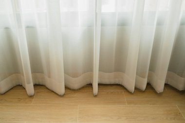 Pencereye asılı beyaz perde Ağ Perde ev içi element fikirleri kavramını kapat