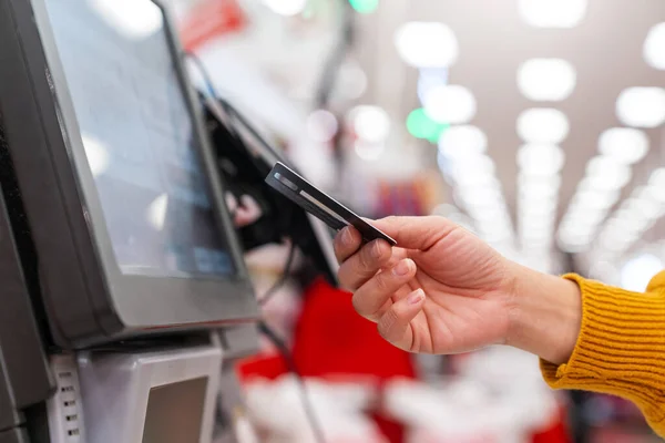 İnsan dişi elini kapat.