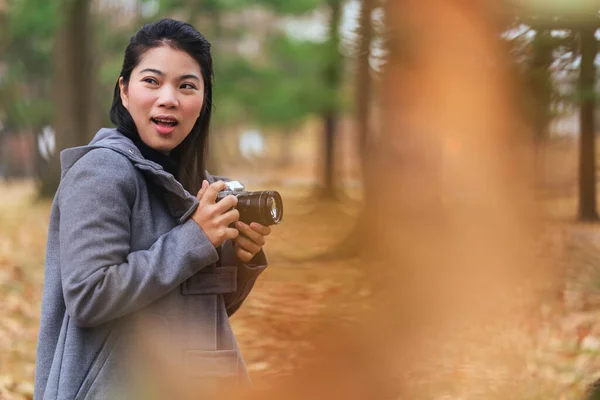 Szczęście Wesoły Azji Kobieta Cieszyć Spacery Zrobić Zdjęcie Publicznej Przyrody — Zdjęcie stockowe