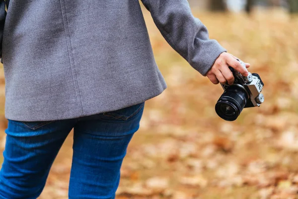 Zbliżenie Kobieta Podróżnik Ręka Trzymać Aparat Fotograficzny Jednej Ręce Stojąc — Zdjęcie stockowe