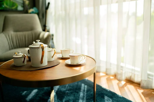 Une Tasse Café Thé Sur Une Petite Table Dans Salon Photos De Stock Libres De Droits