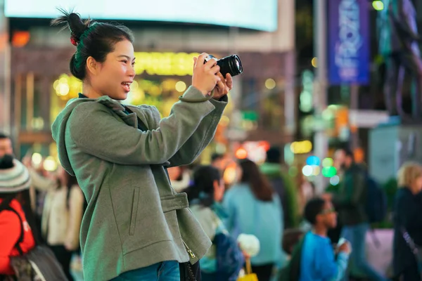 Attraente Asiatico Donna Viaggiatore Godere Piedi Catturare Meraviglioso Momento Urbano Fotografia Stock