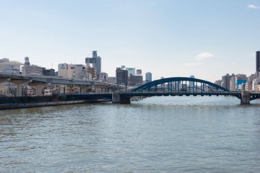 Tokyo, Japonya - Asakusa, Taito, Tokyo, Japonya 'daki Azuma Köprüsü' nden (Azumabashi) Sumida Nehri (Sumidagawa) manzarası.