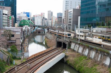 Tokyo, Japonya - 22 Mart 2021 - Ochanomizu yakınlarındaki Ochanomizu Köprüsü 'nden Kanda Nehri manzarası, Tokyo, Bunkyo İstasyonu, Japonya.