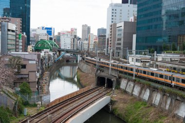 Tokyo, Japonya - 22 Mart 2021 - Ochanomizu yakınlarındaki Ochanomizu Köprüsü 'nden Kanda Nehri manzarası, Tokyo, Bunkyo İstasyonu, Japonya.