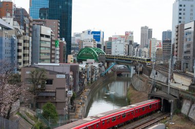 Tokyo, Japonya - 22 Mart 2021 - Ochanomizu yakınlarındaki Ochanomizu Köprüsü 'nden Kanda Nehri manzarası, Tokyo, Bunkyo İstasyonu, Japonya.