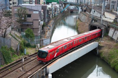 Tokyo, Japonya - 22 Mart 2021 - Ochanomizu yakınlarındaki Ochanomizu Köprüsü 'nden Kanda Nehri manzarası, Tokyo, Bunkyo İstasyonu, Japonya.