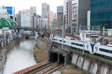Tokyo, Japonya - 22 Mart 2021 - Ochanomizu yakınlarındaki Ochanomizu Köprüsü 'nden Kanda Nehri manzarası, Tokyo, Bunkyo İstasyonu, Japonya.