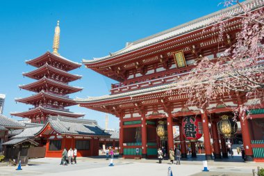 Tokyo, Japonya - 23 Mart 2021 - Asakusa bölgesinde Senso-ji Tapınağı, Taito, Tokyo, Japonya. Tokyo 'nun en renkli ve popüler yerlerinden biridir..
