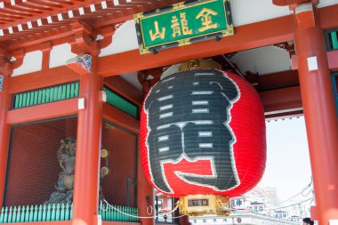 Tokyo, Japonya - 23 Mart 2021 - Asakusa bölgesinde Senso-ji Tapınağı, Taito, Tokyo, Japonya. Tokyo 'nun en renkli ve popüler yerlerinden biridir..