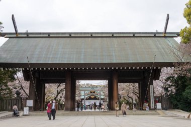 Tokyo, Japonya - 23 Mart 2021 - Chiyoda, Tokyo, Japonya 'daki Yasukuni türbesine yaklaş. Tokyo, Japonya 'da ünlü bir turizm merkezi..