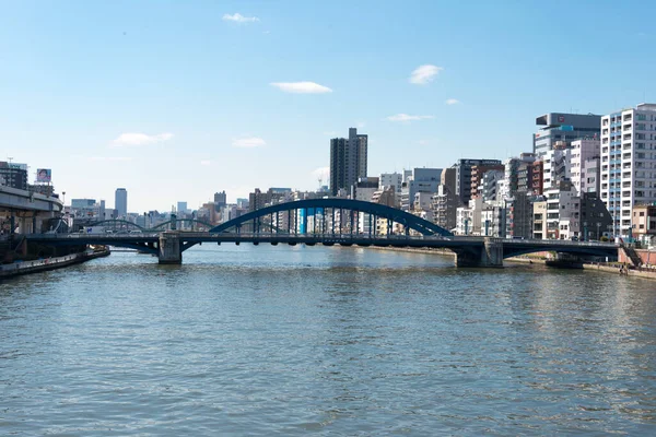 Tokyo, Japonya - Asakusa, Taito, Tokyo, Japonya 'daki Azuma Köprüsü' nden (Azumabashi) Sumida Nehri (Sumidagawa) manzarası.