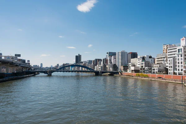 Tokyo, Japonya - Asakusa, Taito, Tokyo, Japonya 'daki Azuma Köprüsü' nden (Azumabashi) Sumida Nehri (Sumidagawa) manzarası.