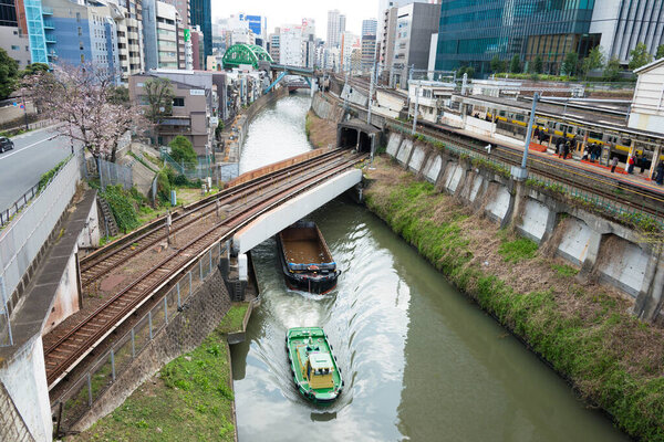 Токио, Япония - 22 марта 2021 года - Вид на реку Канда с моста Очанкэ возле города Очанкё, станция Бункё, Токио, Япония.