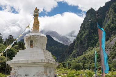 Yubeng, Çin - 8 Ağustos 2014: Pagoda Yubeng Köyü'nde. ünlü bir dönüm noktası Deqin, Yunnan, Çin Tibet Köyü.