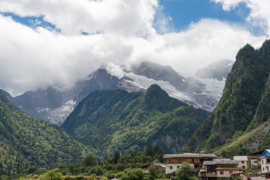 Yubeng, Çin - 8 Ağustos 2014: Yubeng köyü. ünlü bir dönüm noktası Deqin, Yunnan, Çin Tibet Köyü.