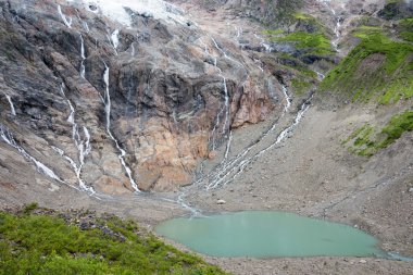 Yubeng, Çin - 9 Ağustos 2014: Buz Gölü Yubeng Köyü'nde. ünlü bir manzara Deqin, Yunnan, Çin Tibet Köyü.