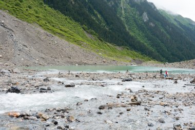 Yubeng, Çin - 9 Ağustos 2014: Buz Gölü Yubeng Köyü'nde. ünlü bir manzara Deqin, Yunnan, Çin Tibet Köyü.