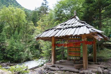 Yubeng, Çin - 9 Ağustos 2014: Dua bayrağı Yubeng Köyü'nde. ünlü bir dönüm noktası Deqin, Yunnan, Çin Tibet Köyü.