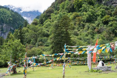 Yubeng, Çin - 9 Ağustos 2014: Dua bayrağı Yubeng Köyü'nde. ünlü bir dönüm noktası Deqin, Yunnan, Çin Tibet Köyü.
