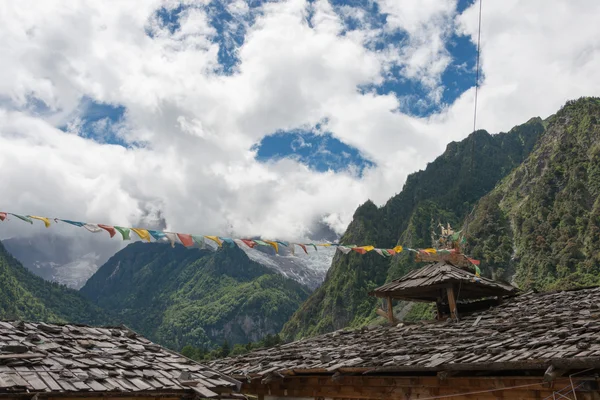 YUBENG, CHINA - Aug 8 2014: Yubeng Village. a famous landmark in the Tibetan village of Deqin, Yunnan, China. — Stock Photo, Image