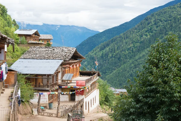 Yubeng, Chiny - 8 sierpnia 2014 roku: Yubeng wieś. sławny w tybetańskiej wioski Deqin, Yunnan, Chiny. — Zdjęcie stockowe