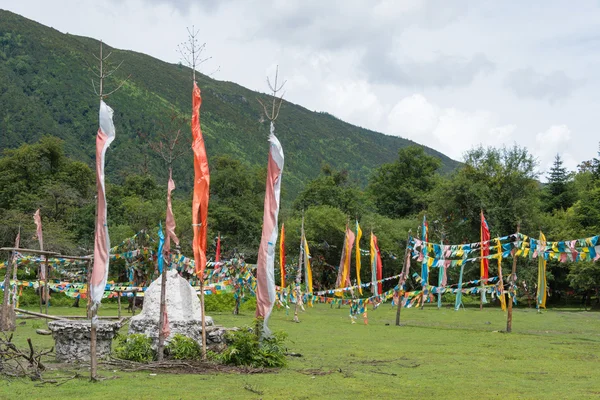 YUBENG, CHINA - 9 de agosto de 2014: Bandeira de oração na Yubeng Village. um marco famoso na aldeia tibetana de Deqin, Yunnan, China . — Fotografia de Stock