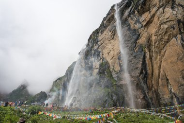 Yubeng, Çin - 10 Ağustos 2014: Kutsal şelale Yubeng Köyü'nde. ünlü bir manzara Deqin, Yunnan, Çin Tibet Köyü.