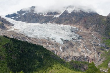 Yubeng, Çin - 9 Ağustos 2014: Buzul Yubeng Köyü'nde. ünlü bir manzara Deqin, Yunnan, Çin Tibet Köyü.