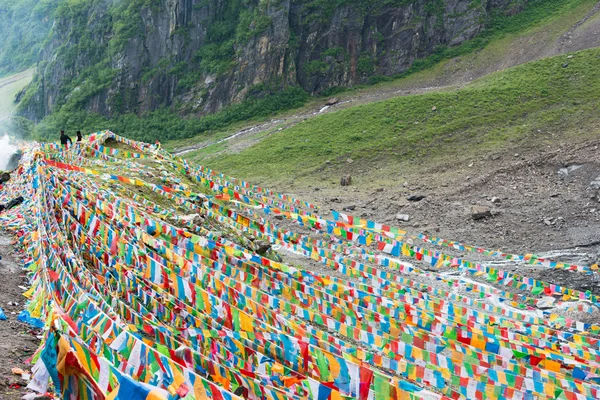 Yubeng, china - 10. August 2014: Gebetsfahne im Dorf yubeng. ein berühmtes Wahrzeichen im tibetischen Dorf deqin, yunnan, China. — Stockfoto