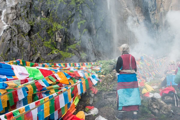 YUBENG, CHINA - 10 de agosto de 2014: Bandeira de oração na Yubeng Village. um marco famoso na aldeia tibetana de Deqin, Yunnan, China . — Fotografia de Stock