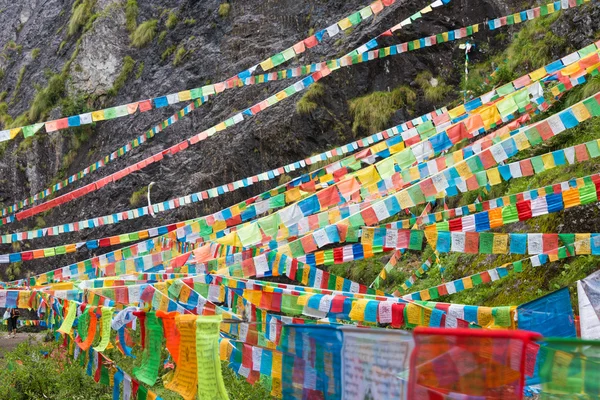 Yubeng, china - 10. August 2014: Gebetsfahne im Dorf yubeng. ein berühmtes Wahrzeichen im tibetischen Dorf deqin, yunnan, China. — Stockfoto