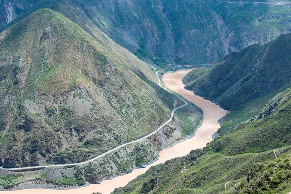 BENZILAN, CINA - 2 agosto 2014: La prima curva del fiume Jinsha. un famoso paesaggio a Deqin, Yunnan, Cina . — Foto Stock