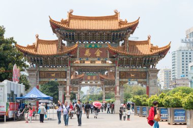 Kunming, Çin - 20 Ağustos 2014: Altın at memorial kemer Jinbi yolda. Kunming, Yunnan, Çin ünlü dönüm noktası.