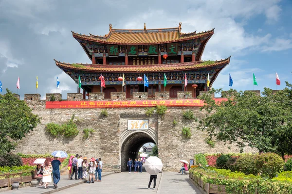 Dali, China - Aug 31 2014: North Gate in Dali Old Town. een beroemde bezienswaardigheid in de oude stad van Dali, Yunnan, China. — Stockfoto