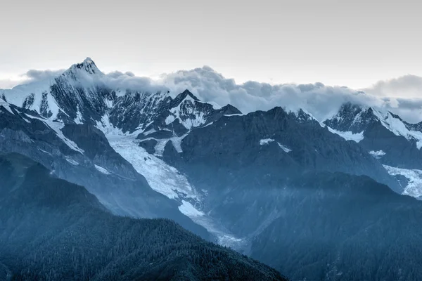 德钦，中国-2014 年 8 月 3 日: 晚上看梅里雪山自然保护区。著名的景观，云南省德钦县. — 图库照片