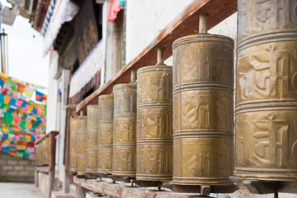 DEQIN, CHINA - 3 de agosto de 2014: Mani wheel at Feilai Temple. un famoso monasterio en Deqin, Yunnan, China . —  Fotos de Stock