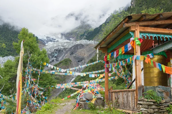 Deqin, china - 5. August 2014: Lianhua-Tempel am Minyong-Gletscher. eine berühmte landschaft in deqin, yunnan, china. — Stockfoto