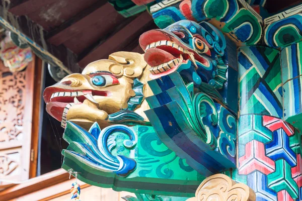 LIJIANG, CHINA - SEP 6 2014: Estátua em Yufeng Lamasery. um mosteiro famoso em Lijiang, Yunnan, China . — Fotografia de Stock