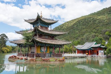 Lijiang, Çin - Eylül 4 2014: siyah eski town lijiang havuzda ejderha. ünlü bir manzara lijiang, yunnan, Çin.