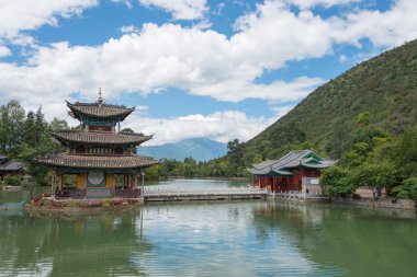 Lijiang, Çin - Eylül 4 2014: siyah eski town lijiang havuzda ejderha. ünlü bir manzara lijiang, yunnan, Çin.